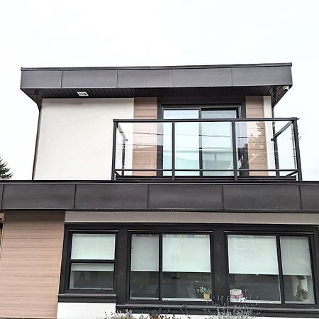 Centrally Located, Modern, 2 Bedroom Home 밴쿠버 외부 사진