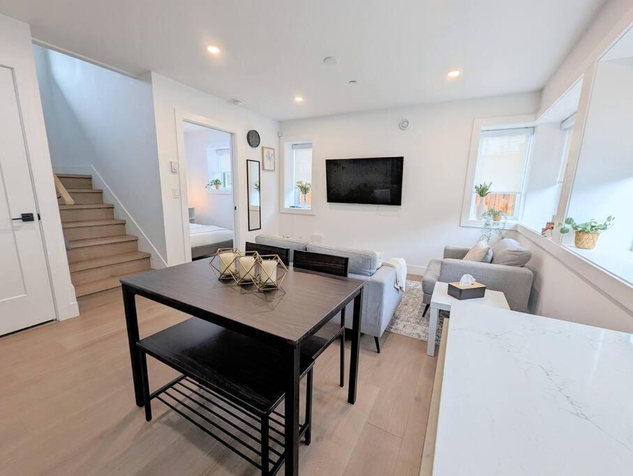 Centrally Located, Modern, 2 Bedroom Home 밴쿠버 외부 사진