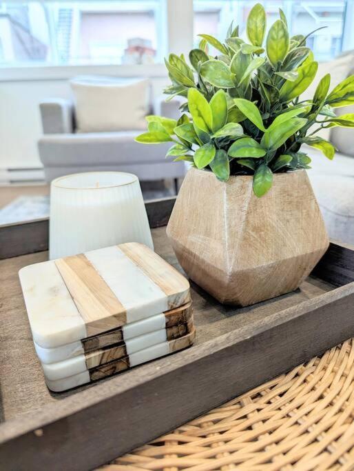 Centrally Located, Modern, 2 Bedroom Home 밴쿠버 외부 사진