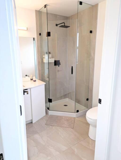 Centrally Located, Modern, 2 Bedroom Home 밴쿠버 외부 사진