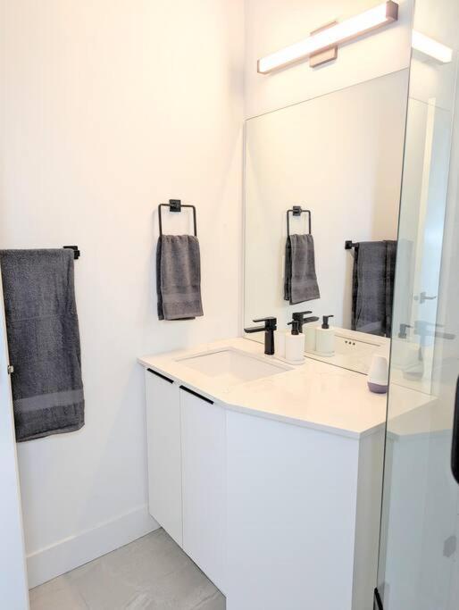 Centrally Located, Modern, 2 Bedroom Home 밴쿠버 외부 사진