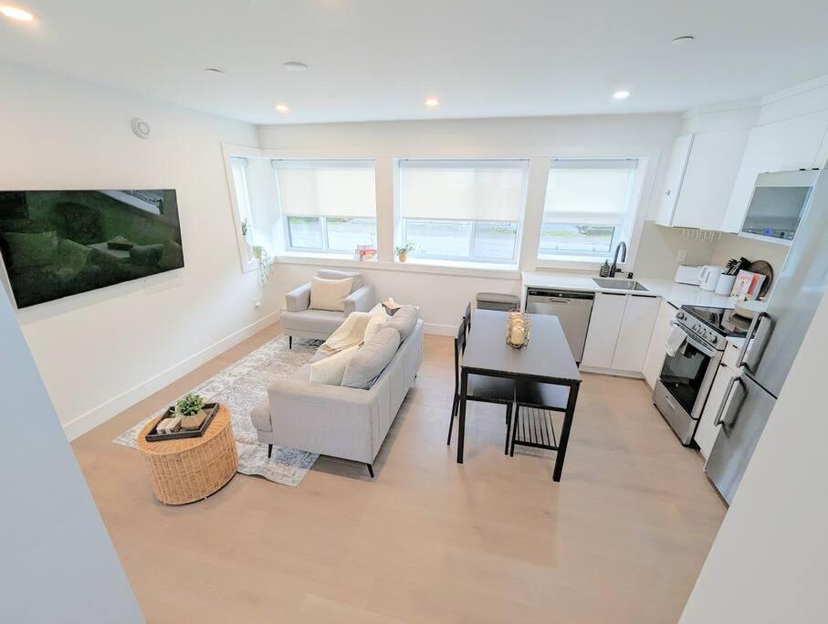 Centrally Located, Modern, 2 Bedroom Home 밴쿠버 외부 사진