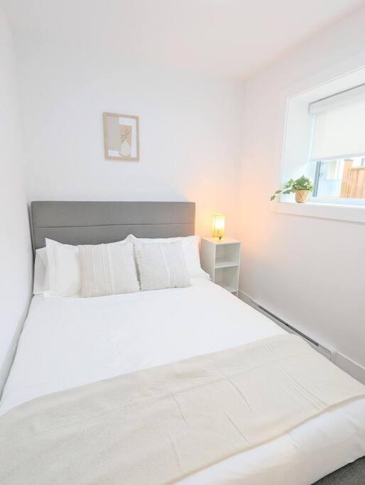 Centrally Located, Modern, 2 Bedroom Home 밴쿠버 외부 사진