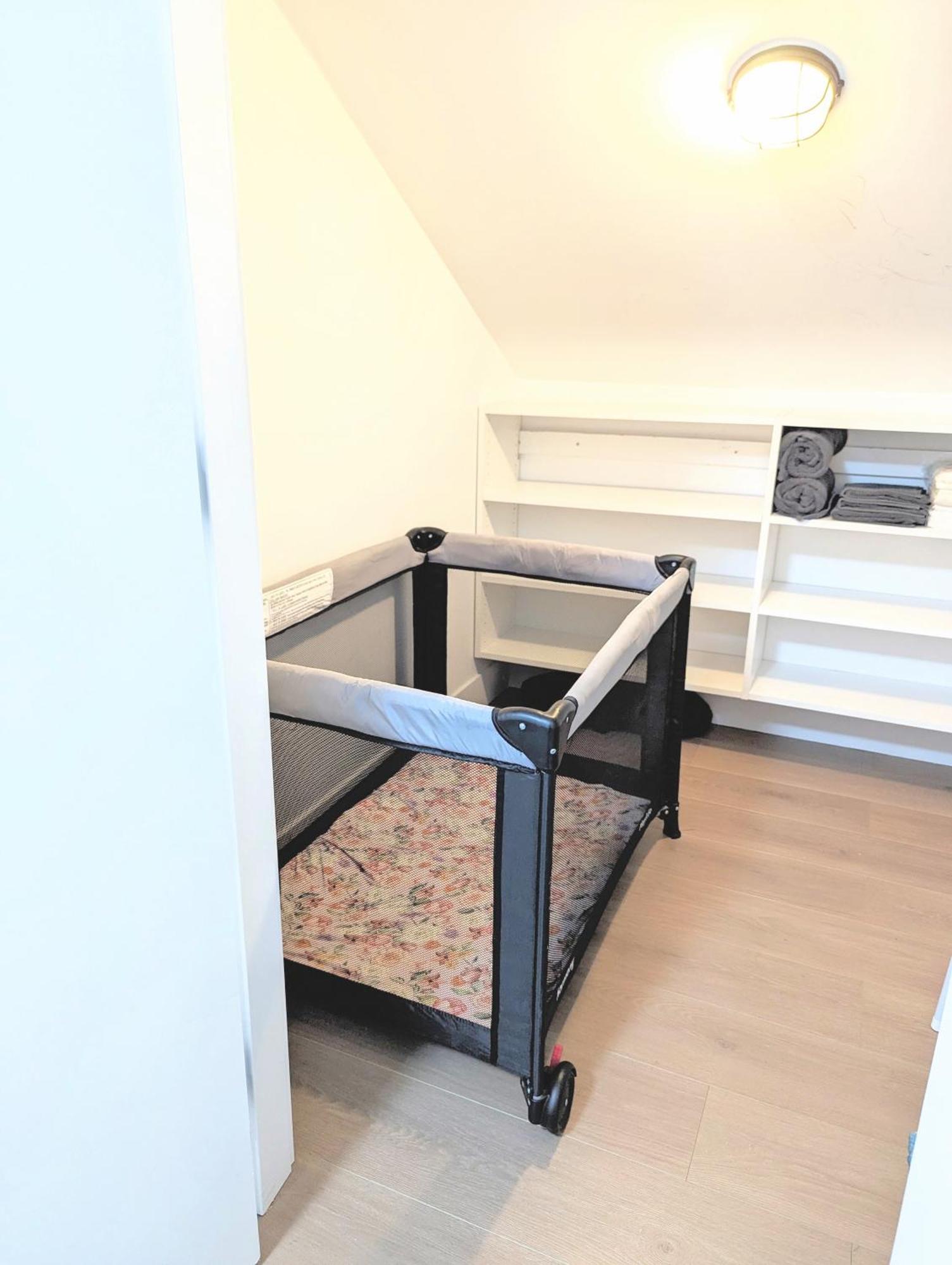 Centrally Located, Modern, 2 Bedroom Home 밴쿠버 외부 사진